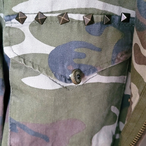 3 for $15 Camo pattern jacket. Size small - Picture 4 of 6